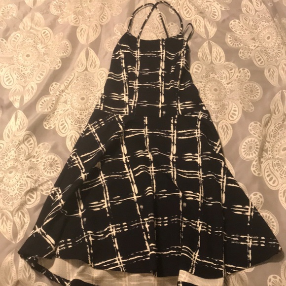 small cross-stitched dress with drop back - Picture 3 of 4